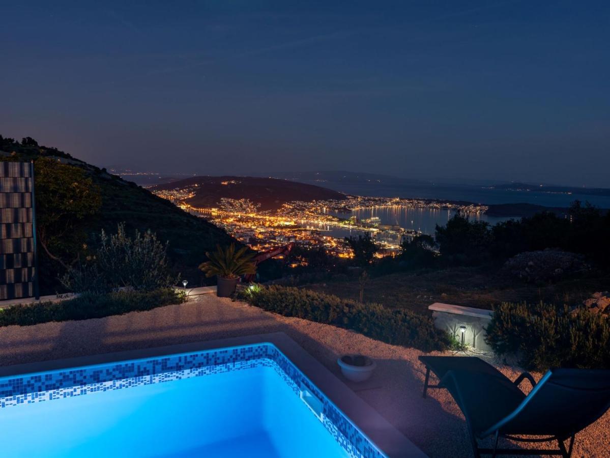 Scenic Sea View,Three Bedroom Villa With Pool Трогир Экстерьер фото